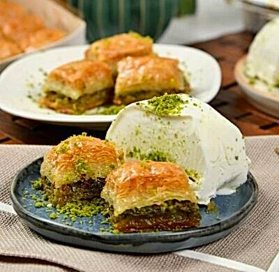 2 KG FISTIKLI YAŞAR BAKLAVA + 2 KG HAKİKİ SADE MARAŞ DONDURMASI 4.700 TL YERİNE 4.500 TL - MADO